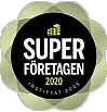 Svart cirkel med grön blomliknande kant. Inuti: "Super Företagen" (2020) med byggnadssymbol.